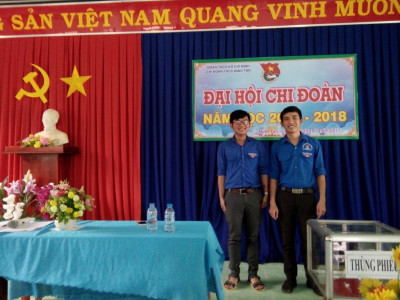 Đồng chí Khánh và Dương trong BCH chi đoàn nhiệm kỳ 2017-2018